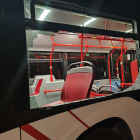 Imagen del vidrio lateral roto de un autobús de la línea 6 de la EMT de Tarragona.