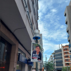 El cartel con la cara del candidato de Valents, Robert Hernández, sigue presente en la calle de Lleida.