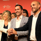 La republicana Mar Lleixà y el tándem de Movem-PSC, Jordi Jordan y Víctor Grau después de cerrar el pacto de gobierno en Tortosa.