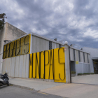 Imatge de l'exterior de la nau de Brigades, a l'avinguda de la Pau.