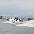 La Guardia Civil remolcó la embarcación averiada hasta el puerto de l'Ametlla de Mar.