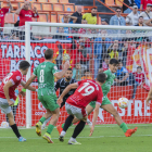 Nil Jiménez rematando a puerta durante el partido de domingo.