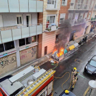 Els Bombers apagant l'incendi d'un contenidor el passat dissabte al carrer Barcelona.