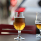 Dos copas de cervesa en una mesa.