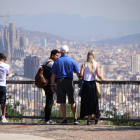 Unos turistas contemplan las vistas de Barcelona desde Montjuic.