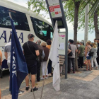 Turistas haciendo cola en la Rambla Vella para subir al bus que les devolvía al crucero.