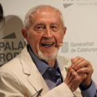 El escritor Josep Vallverdú durante la presentación de la muestra 'Geografías' en el Palau Robert.