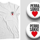 La camiseta y los pins que pueden adquirirse con el lema 'Perro Sanxe'.