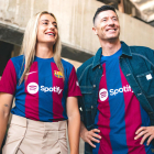 Alexia Putellas y Robert Lewandowski con la nueva camiseta