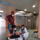 Una niña probando el coche eléctrico que han dado a pediatría del Hospital de El Vendrell.