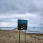 Cartell informatiu a una de les platges de Cambrils.