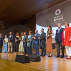 Foto de família amb els premis de l'edició d'enguany dels premis Gresol.