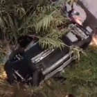 Imatge del vehicle bolcat després de caure des del pont del Francolí.