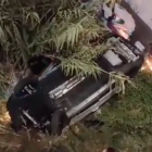 Imagen del vehículo volcado después de caer desde el puente del Francolí.