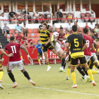 Pablo Fernández buscant un remat acrobàtic davant un defensor del Real Zaragoza.