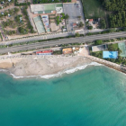 La arena trasvasada en la playa Llarga de Roda procede de alrededor de la bocana del Puerto.