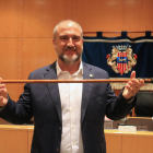El alcalde de Cambrils, Alfredo Clúa (PSC), sostiene la vara de alcalde en el pleno de investidura.