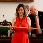 Sandra Guaita cogiendo la vara después de ser investida alcaldesa de Reus.