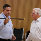 Javier Reverté, 'Xapo', recibe la vara de alcalde de la Rápita de manos del concejal Pedro Hernández.