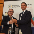 Kenneth Martínez rep la vara d'alcalde del Vendrell.