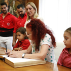 Pepa Plana signant el Llibre d'Honor de l'Ajuntament de Valls, ahir al migdia.