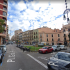 Vista de la plaça del Prim i el carrer unió, on es prohibirà l'aparcament.