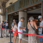 Un grup de persones fent cua per poder visitar l'interior de l'obra de Domènech i Montaner.