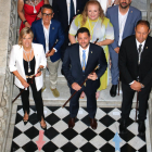 Montse Adan, Rubén Viñuales i Berni Álvaréz en la foto de família a les escales de l'Ajuntament de Tarragona després del ple d'investidura.