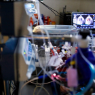 La placenta artificial, rodejada d'aparells mèdics i amb una pantalla d'ecografia al fons.