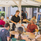 Durant aquesta primera setmana d'agost, ha arribat una onada de turistes francesos a Tarragona que ha permès anar omplint les terrasses.