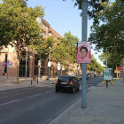 La avenida Ramon d'Olzina, la vía más importante de Vila-seca, llena de carteles electorales.