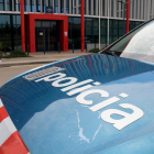 Capó de un coche de Mossos d'Esquadra frente a la comisaría de Lleida.