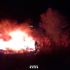 Els bombers treballant en el foc de Vinebre aquesta matinada.