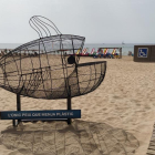 La escultura 'L'únic peix que menja plàstic' situada a la platja de l'Arrabassada de Tarragona.