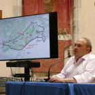 El conseller Jordi Fortuny amb un plànol on es poden veure les actuacions planificades, de fons.