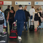 Passatgers caminant per la terminal de l'Aeroport de Reus.