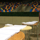 Un home observa les paperetes electorals a la Tarraco Arena Plaça.