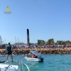 Un agente de la Guardia Civil controlando la embarcación a la deriva.