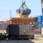 Imatge d'un moment de la descàrrega de cereals d'un vaixell al Port de Tarragona.