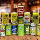 Imagen de varias cervezas con limón.
