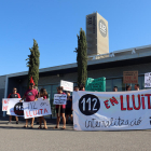 Alguns treballadors del 112 a Reus es manifesten a les portes de l'edifici.