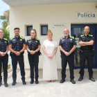 La alcaldesa de Creixell con los cuatro nuevos agentes, el jefe de la Policía Local y el jefe de formación del Cuerpo.