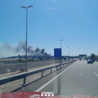Columna de fum d'un autobús que ha cremat a la T1 de l'aeroport del Prat.