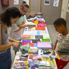 Diverses persones es van apropar per aprofitar el material escolar donat.