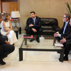 Reunión entre el alcalde de Tarragona, el subdelegado del gobierno español en la ciudad, el secretario general de Infraestructuras y la ministra de Transportes en el consistorio tarraconense.
