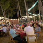 Sopar a la fresca a la urbanització El Pinar, l'any passat.