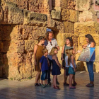 Una de las guías de Itinere, haciendo la visita 'Tarragona romana para los niños'.