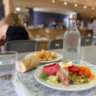 La cafeteria de l'hospital Santa Creu de Jesús-Tortosa oferirà aigua en envasos reutilitzables en els seus menús.