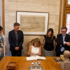 La ministra firmando en el libro de honor del Ayuntamiento de Reus.