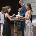 Claudia Valero de la Flor recibiendo la beca de la Fundación 'la Caixa'.